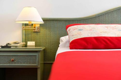Double or Twin Room with Lateral Sea View image 4