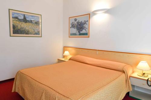 Double or Twin Room with Lateral Sea View image 6