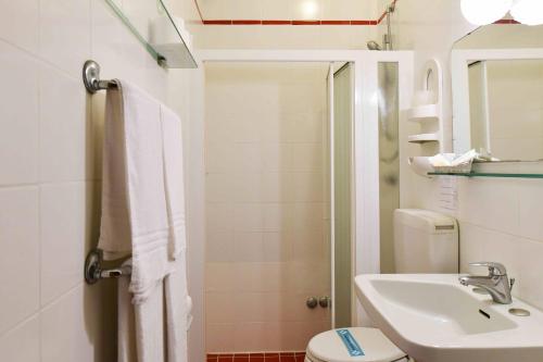 Triple Room with Lateral Sea View image 7