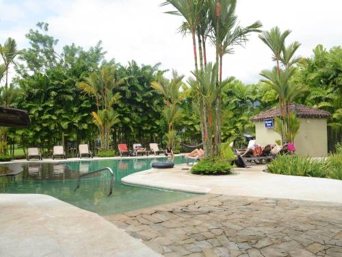 Swimming pool, Arenal Backpackers Resort in La Fortuna