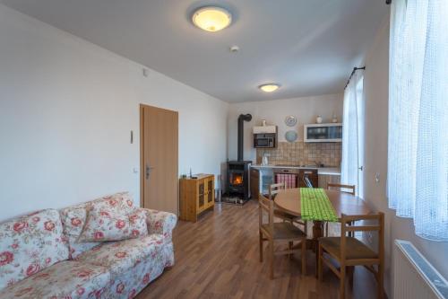 2 bedrooms, 3 beds
