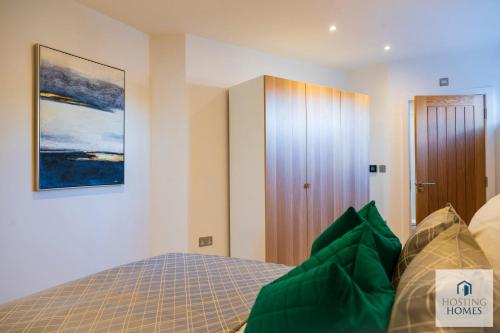 Modern Queen Street Apartment In The Heart Of Town 1