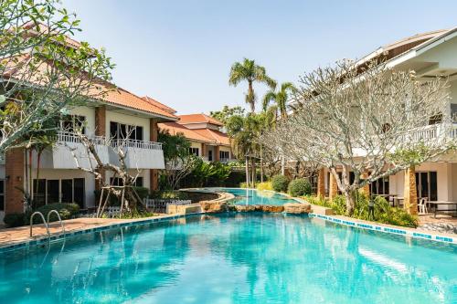 Swimming pool, Thara Cholapruek Resort in Nakhon Nayok