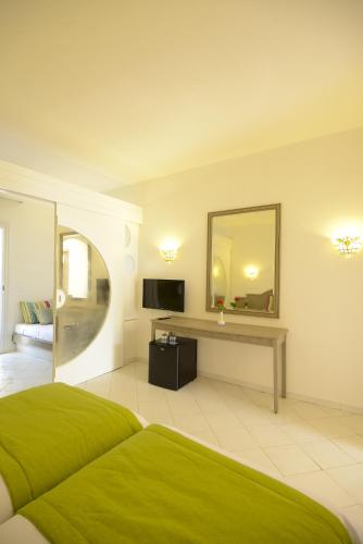 2 twin beds, 2 sofa beds