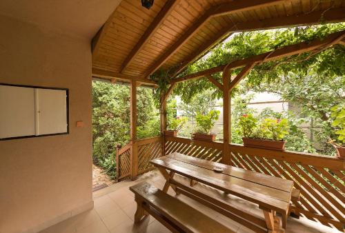 ระเบียง/ชานเรือน, Árnyas Vendégház , Lila akác apartman (Arnyas Vendeghaz , Lila akac apartman) in บาลาตองโบกลาร์