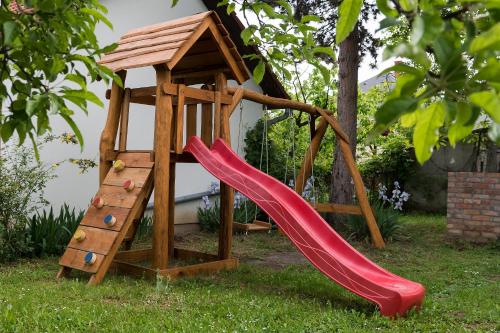 สนามเด็กเล่น, Árnyas Vendégház , Lila akác apartman (Arnyas Vendeghaz , Lila akac apartman) in บาลาตองโบกลาร์