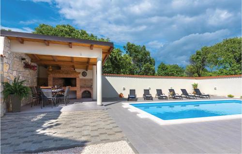  Three-Bedroom Holiday Home in Kljuc in 22324 Drinovci