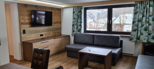 2 bedrooms, 6 beds