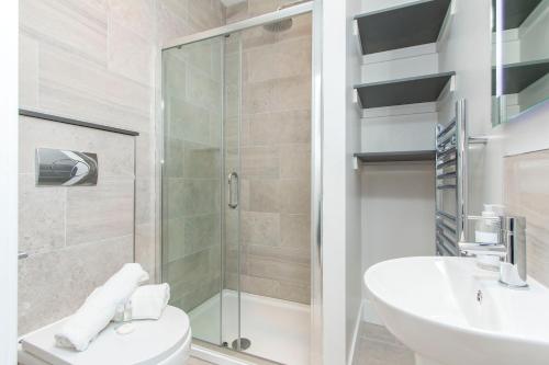 Banyo, Coldharbour Suites in Westbury on Trym