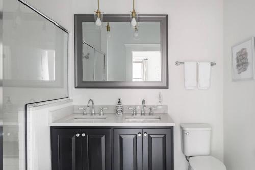 Flowing King Lincoln Home Close to Downtown