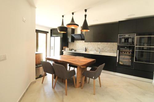 Beautiful Algarve Pool Villa Bali 15min to beach in Monte Canelas