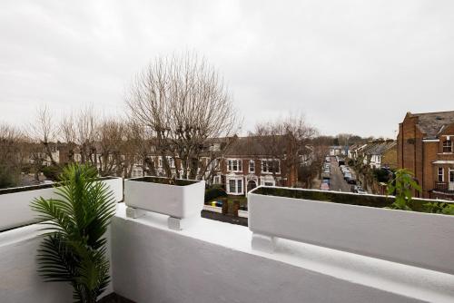 The Queens Park Sanctum - Lovely 2bdr Flat with Balcony