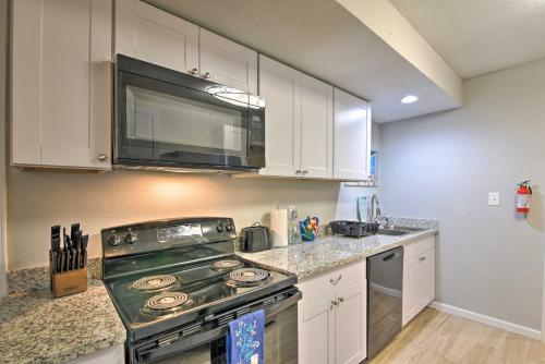 Convenient Galveston Apartment half Mi to Beach in Galveston, USA