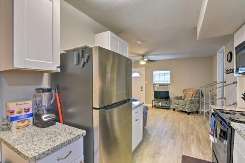 Convenient Galveston Apartment half Mi to Beach in Galveston, USA