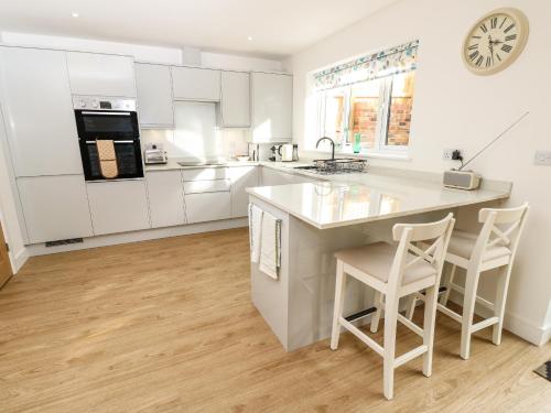 Exterior view, Larch Lodge in Totland