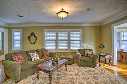 . Sunny Saint Paul Apartment Family Friendly!