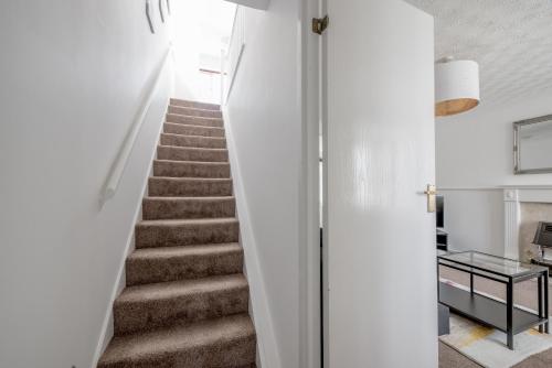 Lovely Detached 3 Bed House - Parking - Garden