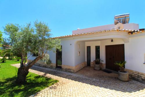 Exterior view, Beautiful Algarve Pool Villa Bali 15min to beach in Monte Canelas
