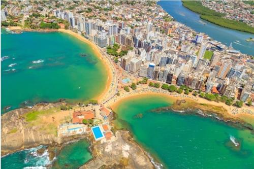 Casa Super Agradável, 250 metros da praia da Areia Preta, cinco quartos com ar, wifi, garagem, completa