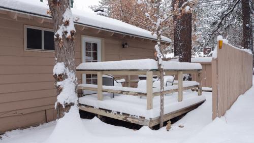 Sleepy Forest Cottages in Big Bear Lake, USA