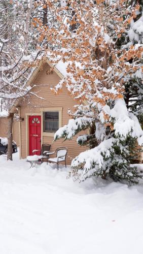 Sleepy Forest Cottages in Big Bear Lake, USA