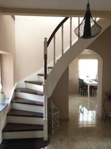 Buitenkant, Namas Almadojus in Priekule