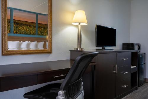 Wyndham Perrysburg/Toledo의 데이즈 인 - 편의 시설/서비스