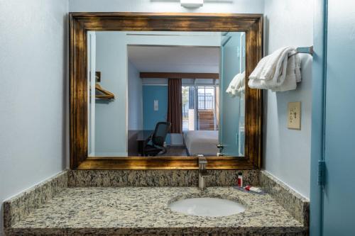 Days Inn by Wyndham Perrysburg - main image