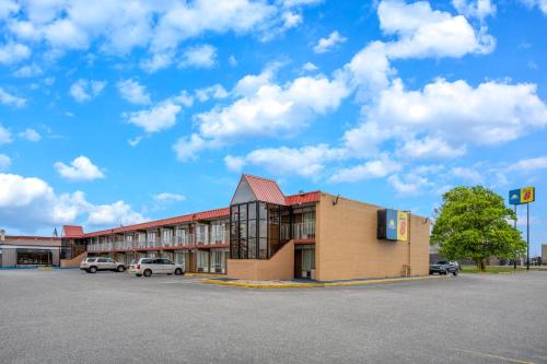 Super 8 by Wyndham Perrysburg - image 9