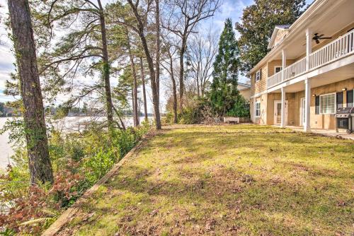 Spacious Lake Sinclair Retreat with Dock and Porch! in Madison (GA)