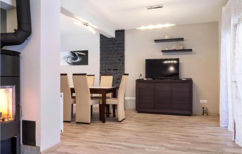 Beautiful Home In Novo Zvecevo With Wifi