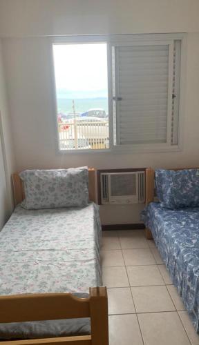 Apartamento pé na areia, 5 pessoas, garagem, ar condicionado, Wi-Fi, pet friendly