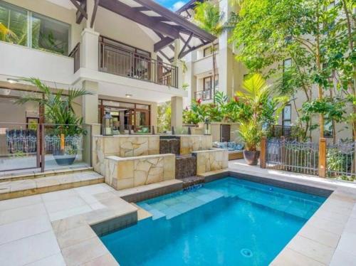 111 Sea Temple Palm Cove Luxury Villa with Pool