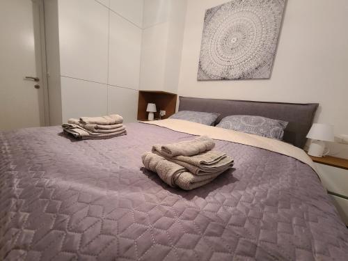 Modern 4-Star luxury apt - WFH Ready, Free Parking