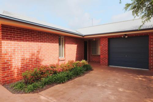 Quiet and Private Mudgee Villa with Backyard
