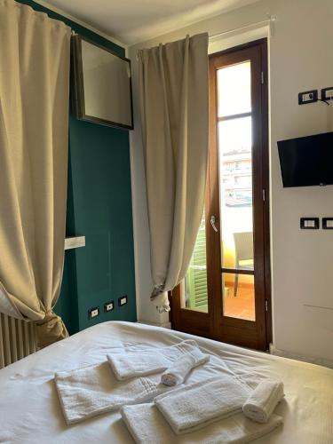  Spaziosa camera con letto alla francese e balcone a 500 mt dal mare in Marina di Carrara