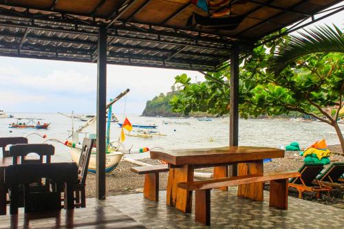 COCONUT BEACH BUNGALOWs & WARUNG