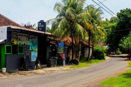 COCONUT BEACH BUNGALOWs & WARUNG