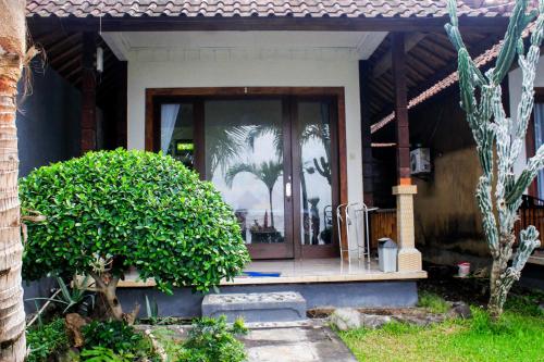 COCONUT BEACH BUNGALOWs & WARUNG