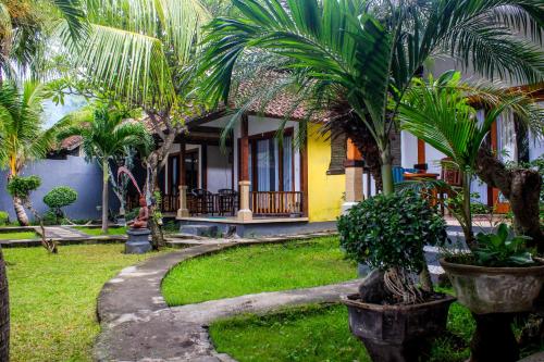 COCONUT BEACH BUNGALOWs & WARUNG