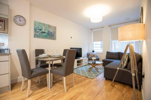 Urban Livings The King Edward II Luxury Apartment in the heart of Windsor - image 11