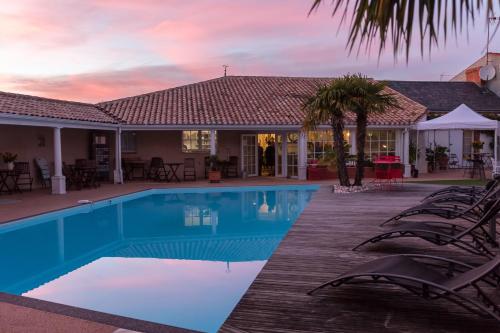 สระว่ายน้ำ, Le Manoir de l'antiquite in ชาลอง