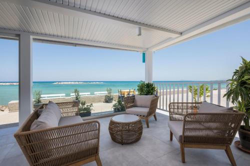 Delfini, Beachfront luxury flat w. outdoor Hot Tub