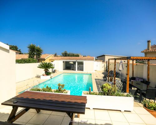 2 bedrooms, 4 beds