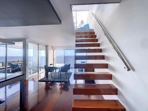Luxurious Penthouse Suite direct on sea 4