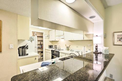 Large Tampa-Area Condo - 15 Mi Clearwater Beach! in Palm Harbor, USA