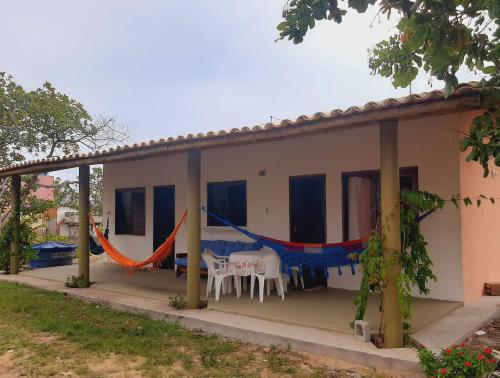 CHALE PERTO DA PRAIA COM DUAS SUITES E VARANDAO in Piacabucu