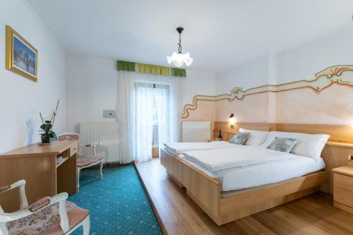 1 queen bed, 1 sofa bed