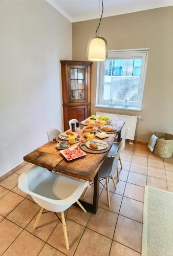 Food and beverages, Penthouse Hafenblick - private Sauna - Teil der HolidayEscapes Kollektion in Travemunde
