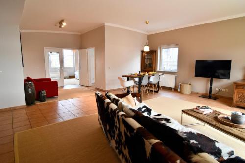 Shared lounge/TV area, Penthouse Hafenblick - private Sauna - Teil der HolidayEscapes Kollektion in Travemunde